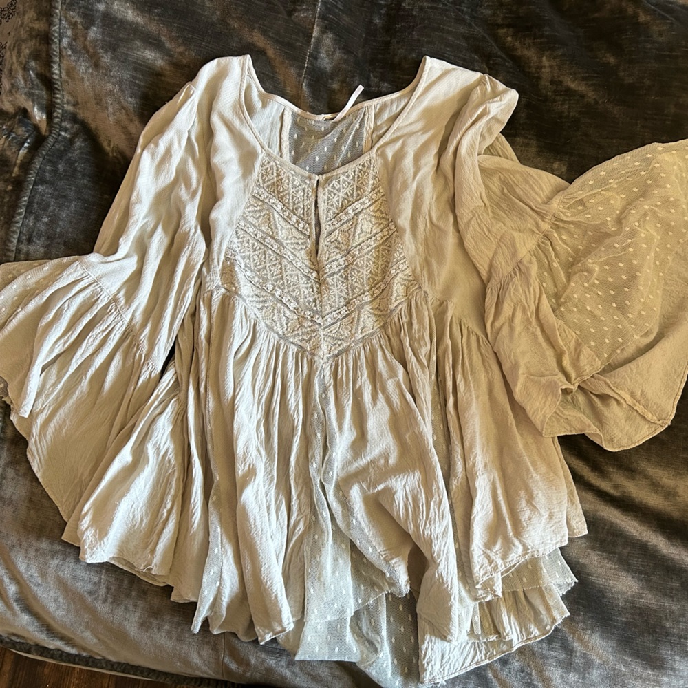 FREE PEOPLE M beige flowy top.